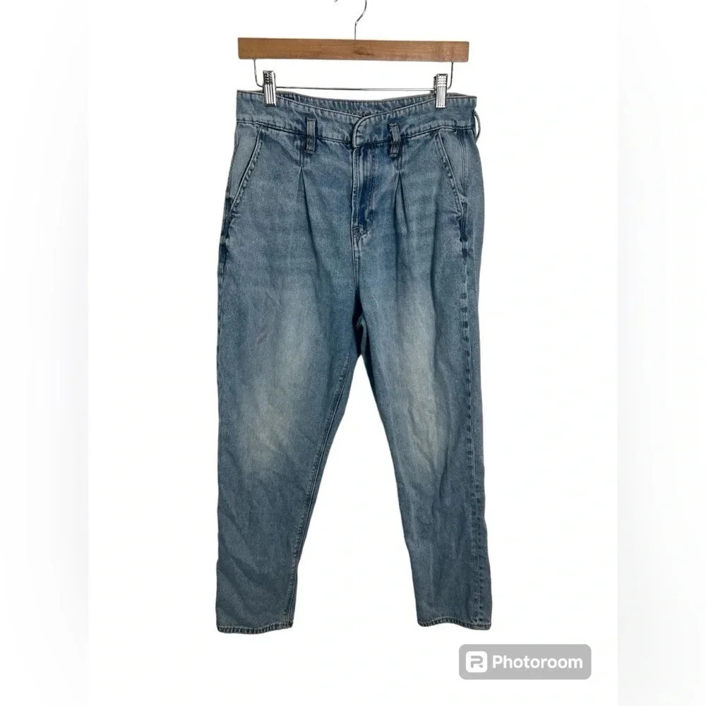 American Eagle Mom Jean Size 8 Regular with metal clasp